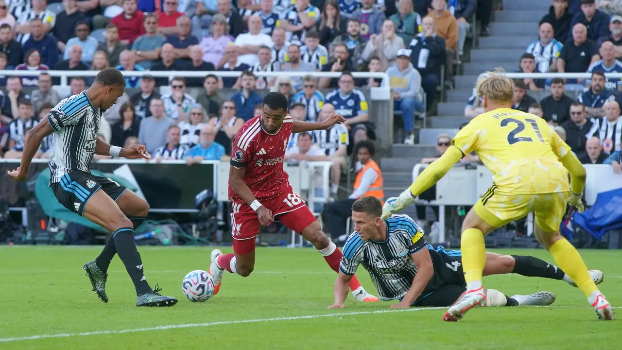 Pemain Liverpool Cody Gakpo (kedua dari kiri) dikawal oleh pemain Newcastle Sven Botman