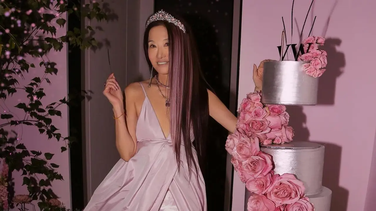 Menolak Tua, Vera Wang Selebrasi Ulang Tahun ke-73 dengan Outfit dan Rambut Pink