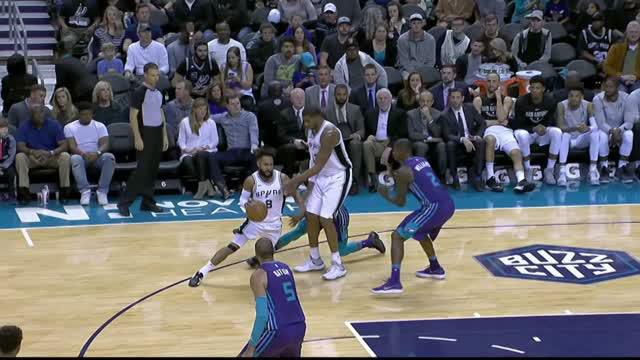 LaMarcus Alridge dan Pau Gasol bawa San Antonio Spurs taklukkan Charlotte Hornets dengan skor 106-86.