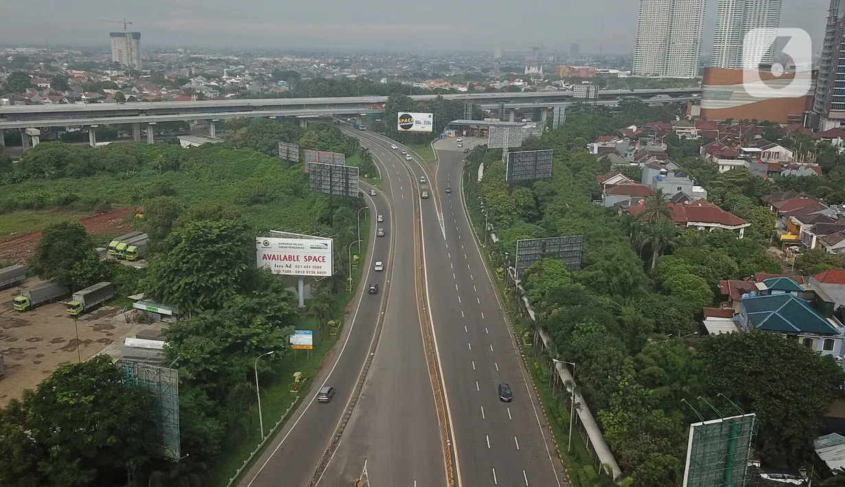 Foto Udara sejumlah kendaraan roda empat menuju Jakarta di Gerbang Tol Bekasi Barat, Jawa Barat, Rabu (8/4/2020). Gubernur Jawa Barat Ridwan Kamil mengajukan status Pembatasan Sosial Berskala Besar (PSBB) di wilayah Bogor, Depok, dan Bekasi kepada pemerintah pusat. (Liputan6.com/Herman Zakharia)
