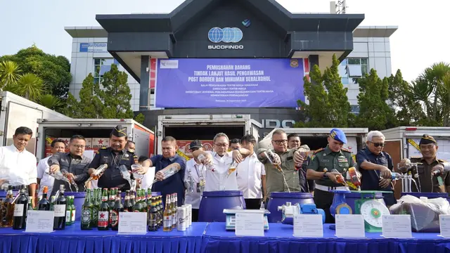 Menteri Perdagangan Zulkifli Hasan memimpin pemusnahan minuman beralkohol