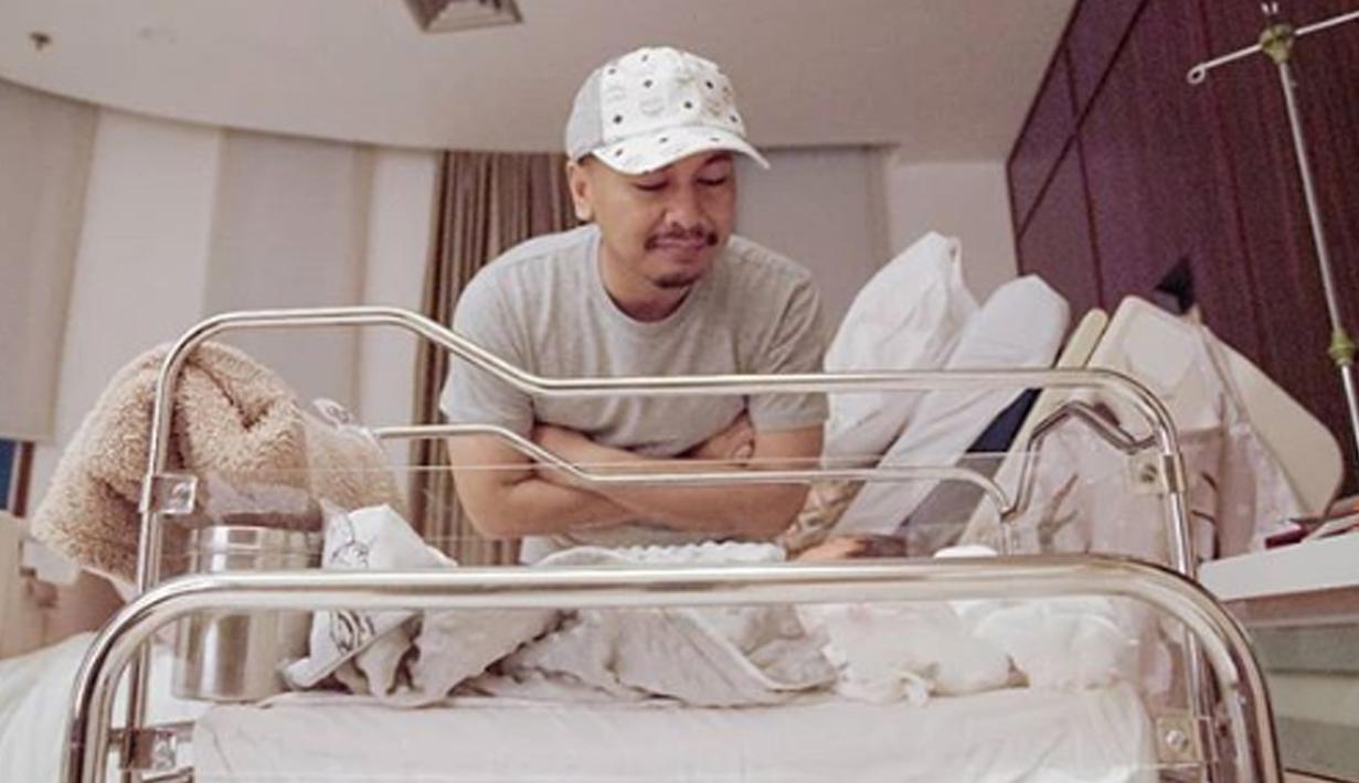 Seminggu setelah kelahiran sang anak pertama. Raditya Dika beberapa kali terlihat berbagi kebersamaannya bersama si kecil melalui Instagram pribadinya  (Liputan6.com/IG/raditya_dika)