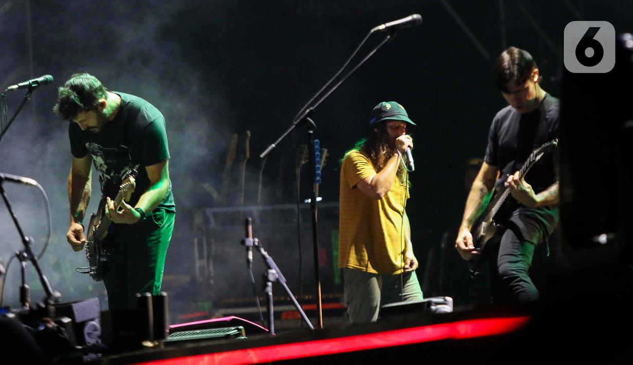 Saosin membuka konser lewat lagu “It’s Far Better To Learn”. (Liputan6.com/Herman Zakharia)