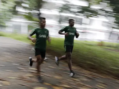 Pemain Timnas Indonesia U-23, Osvaldo Haay dan Marinus Wanewar, berlari saat latihan fisik di Bukit Senayan, Jakarta, Rabu (6/3). Latihan ini merupakan persiapan jelang kualifikasi Piala AFC U-23. (Bola.com/Yoppy Renato)