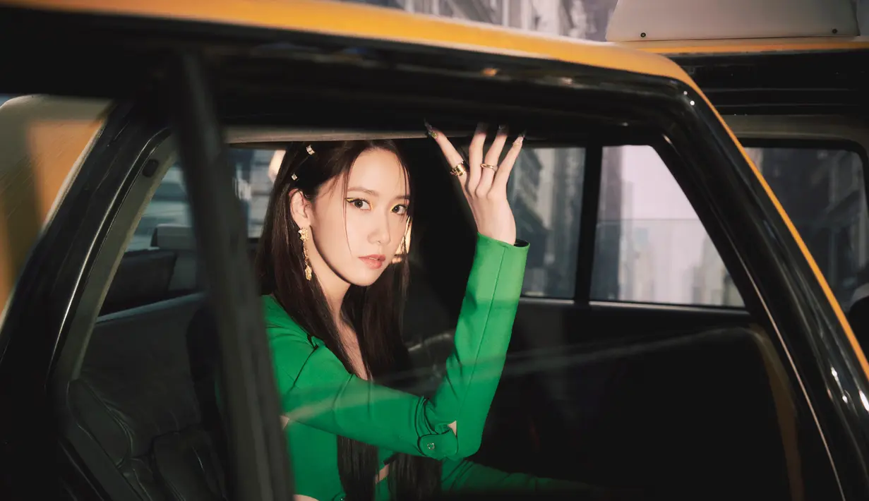 YoonA SNSD duduk di dalam taksi dengan tatapan intens. (Foto: Twitter/ Girls' Generation)