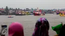 Suasana kemeriahan Karnaval Air di Sungai Kapuas , Kalimantan Barat, Sabtu (22/8/2015). Rencananya sungai Kapuas akan menjadi kawasan waterfront City di Indonesia. (Liputan6.com/Faizal Fanani)