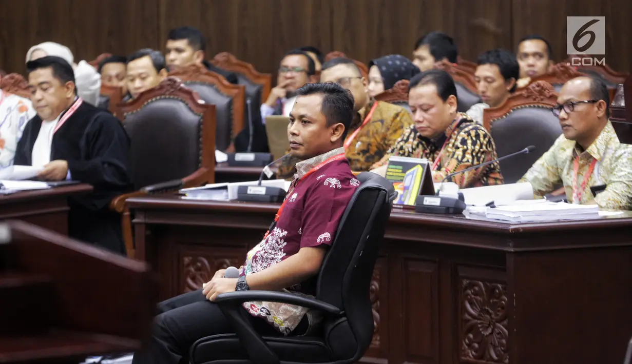 Saksi Tim Hukum Jokowi, Candra Irawan saat menjadi saksi dalam sidang lanjutan sengketa Pilpres 2019 di Gedung MK, Jakarta, Jumat (21/6/2019). Dalam sidang ini Tim hukum Jokowi menghadirkan empat orang saksi, Candra Irawan menjadi saksi yang pertama dalam persidangan. (Liputan6.com/Johan Tallo)