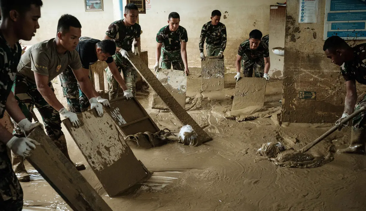 Hingga, Selasa 16 Desember 2025, proses pembersihan lumpur di Rumah Sakit Daerah Aceh Tamiang telah menunjukkan kemajuan signifikan. Tampak dalam foto, personel Tentara Nasional Indonesia (TNI) dari YONIF TP 853/BRB, Aceh Timur, membersihkan lumpur di Rumah Sakit Daerah di Aceh Tamiang, pada Selasa 16 Desember 2025, setelah banjir bandang sekitar tiga minggu lalu. (Yasuyoshi Chiba/AFP)