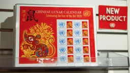 Foto yang diabadikan pada 13 Januari 2020 ini memperlihatkan carik kenangan (stamp sheet) edisi Tahun Tikus di Administrasi Pos Perserikatan Bangsa-Bangsa (UNPA), di markas besar PBB di New York. UNPA mengeluarkan prangko edisi khusus untuk merayakan Tahun Baru Imlek. (Xinhua/Li Muzi)