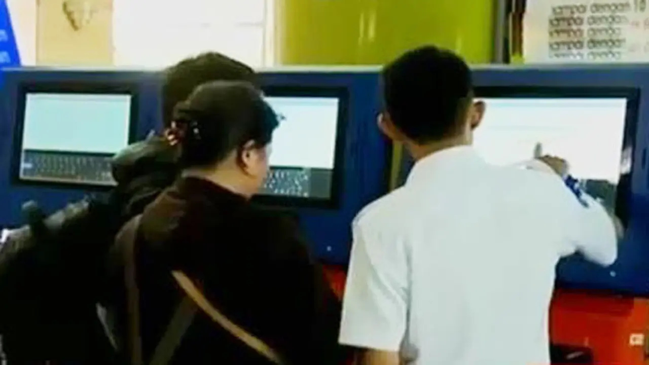 Ratusan Pemudik di Stasiun Gambir Batalkan Perjalanan