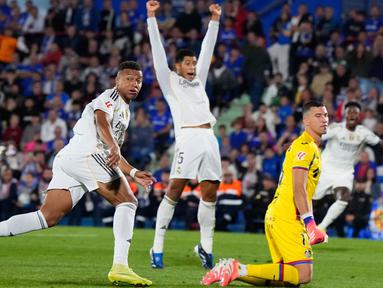 Pemain Real Madrid, Kylian Mbappe, melakukan selebrasi setelah mencetak gol ke gawang Getafe pada laga Liga Spanyol di Estadio Coliseum. (AP Photo/Manu Fernandez)