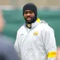 Bek Manchester City Kolo Toure (tengah) dan adiknya Yaya Toure di sesi latihan tim yang digelar di kompleks Carrington, 16 Maret 2011, jelang babak 16 besar Europa League lawan Dynamo Kiev. AFP PHOTO / ANDREW YATES