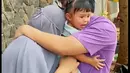 Atta Halilintar mengendong anaknya yang tak mau ditinggal Sus. Momen Atta memeluk sang istri yang juga sedih saat yang merawat putrinya izin libur dua minggu. Unggahan tersebut juga membuat  banyak netizen sedih. [Youtube/attahalilintar]