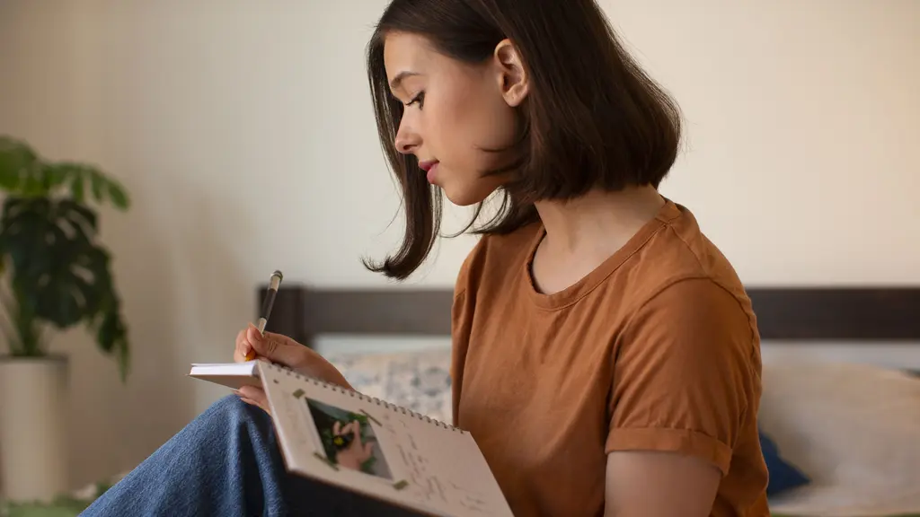 Teknik journaling untuk healing dan manfaat yang bisa dirasakan. (foto: jcomp/freepik)