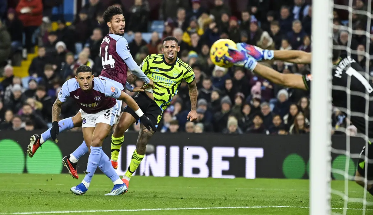 Kiper Aston Villa, Emiliano Martinez berusaha menangkap bola hasil tendangan striker Arsenal, Gabriel Jesus pada laga pekan ke-16 Liga Inggris 2023/2024 di Villa Park, Birmingham, Minggu (10/12/2023) dini hari WIB. (AFP/Justin Tallis)