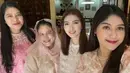 Iriana Jokowi terlihat begitu sumringah dengan bertambahnya keluarga baru yakni menantu Erina Gudono. Erina mendapatkan sambutan hangat juga dari Kahiyang dan Selvi. Rasa bersyukur terlihat jelas dari Iriana yang tersenyum lebar saat berfoto dengan Kahiyang dan dua menantunya. (Liputan6.com/IG/erinagudono)