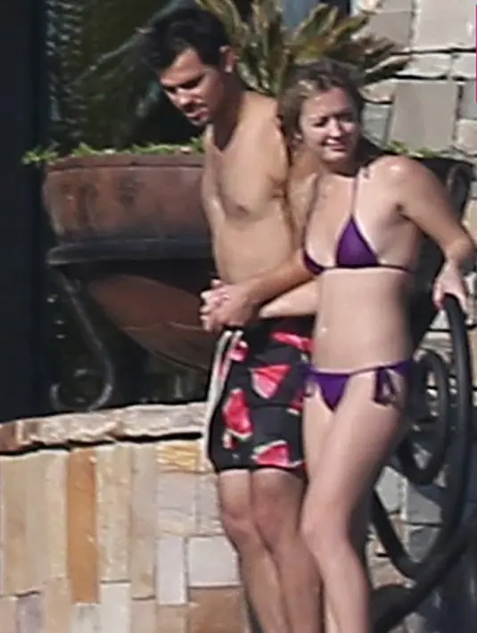 Sebagai kekasih hati, sepertinya Taylor melakukan berbagai usaha untuk menghibur Billie yang baru saja ditinggal Carrie Fisher dan Debbie Reynolds, salah satunya adalah dengan mengajaknya liburan ke Cabo San Lucas. (doc.hollywoodlife.com)