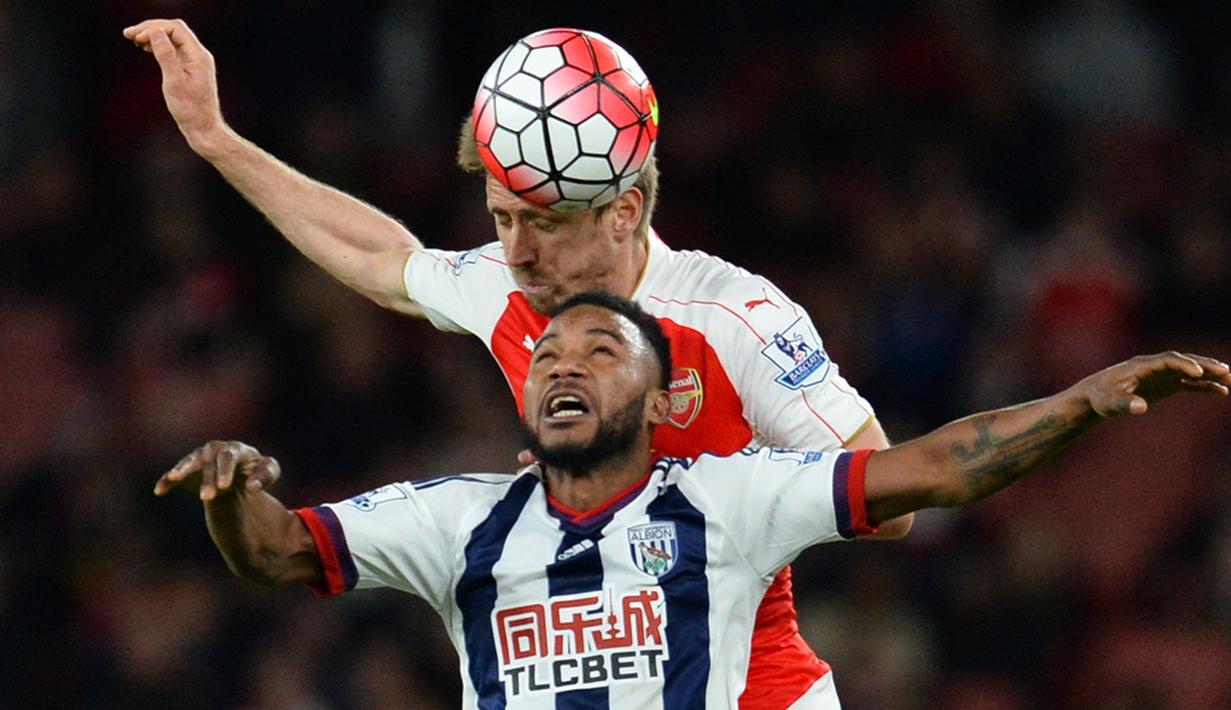 Duel antara pemain Arsenal, Nacho Monreal (atas), dengan pemain West Bromwich Albion, Stephane Sessegnon, pada lanjutan Liga Inggris di Stadion Emirates, London, Jumat (22/4/2016) dini hari WIB. (AFP/Glyn Kirk)