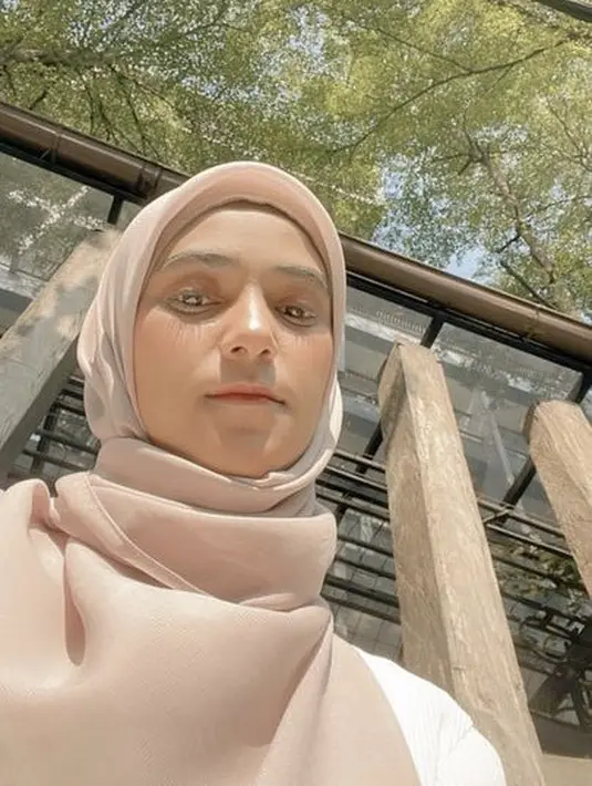 Untuk riasan wajah, mantan istri Rizki DA ini tampil dengan makeup natural. [@nadyamustikarahayu]