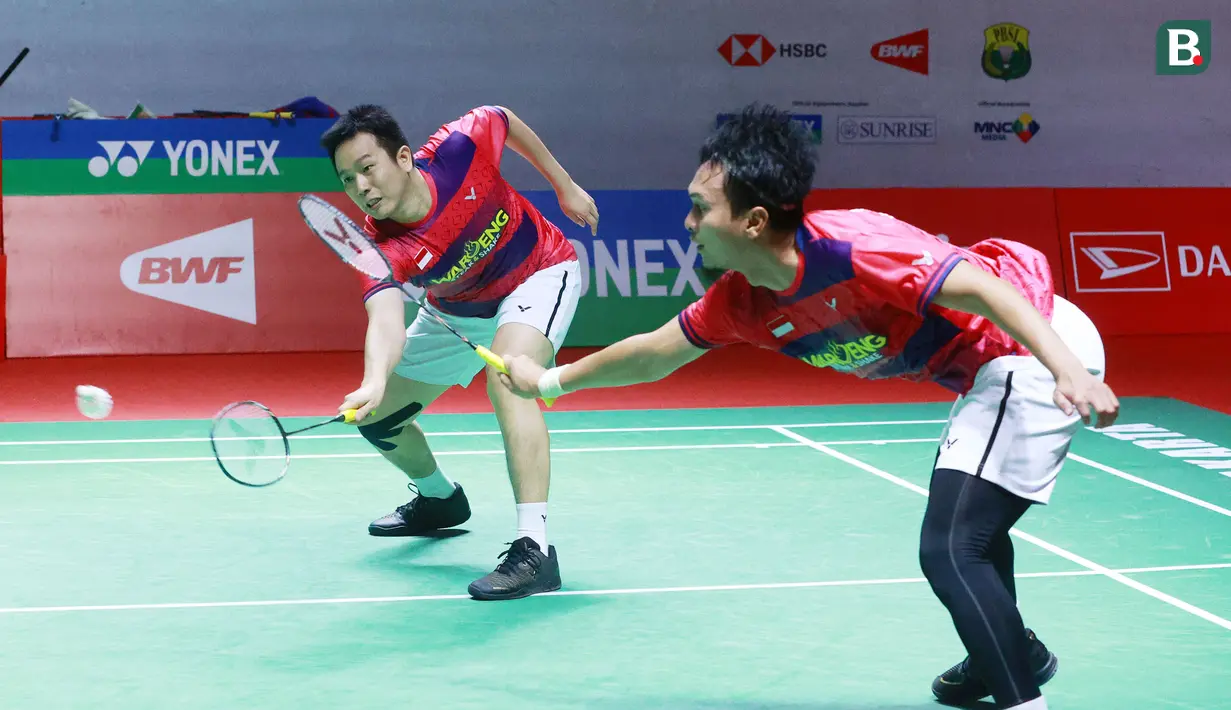Mohammad Ahsan/Hendra Setiawan saat menghadapi wakil Jepang, Akira Koga/Taichi Saito pada babak 32 besar Indonesia Masters 2023 di Istora Senayan, Jakarta, Selasa (24/1/2023). Mohammad Ahsan/Hendra Setiawan yang akrab disapa The Daddies mengalahkan wakil China di babak perempatfinal All England 2023, Liu Yu Chen/Ou Xuan Yi dengan rubber game 16-21, 21-19 dan 21-19. (Bola.com/M Iqbal Ichsan)