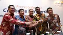 Dirut Mandiri Inhealth Iwan Pasila (tengah), Wakil Direktur Medical Doping Control INASGOC Wiweka (kedua kanan) bersama jajaran Direksi disela acara Celebrate Partnership kerja bersama Asian Games 2018 di Jakarta, Rabu (12/9). (Liputan6.com/HO/Arif)