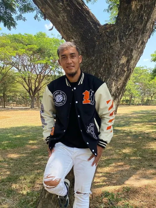 <p>Sekedar informasi, suami Okie Agustina itu bergabung dengan Persik Kediri yang berlaga di Liga 1 2023/2024 sejak Juni 2023. Pria yang sebelumnya pernah bergabung dengan Persija itu berposisi sebagai bek. [Instagram/gunawandwicahyo13]</p>