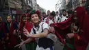 Peserta parade menari saat mengikuti perayaan "Tamu Losar", Kathmandu, Nepal, Jumat (30/12). Parade tersebut digelar untuk menyambut pergantian tahun. (AP Photo / Niranjan Shrestha)