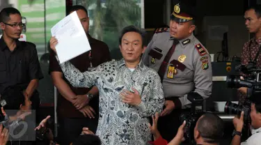Kuasa hukum RJ Lino, Maqdir Ismail memperlihatkan surat pemberitahuan ketidakhadiran kliennya di Gedung KPK, Jakarta, Jumat (29/1). Mantan Dirut Pelindo II itu mangkir dari pemeriksaan karena sedang sakit. (Liputan6.com/Helmi Afandi)