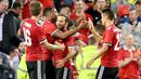 Para pemain Manchester United merayakan gol yang dicetak oleh Juan Mata ke gawang Sampdoria pada laga persahabatan di Stadion Aviva, Dublin, Rabu (2/8/2017). Manchester united Menang 2-1 atas Sampdoria. (AFP/Paul Faith)