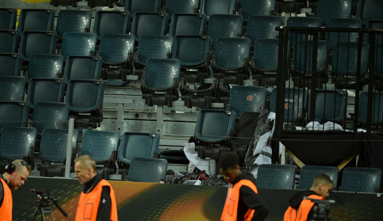 Sejumlah bangku stadion rusak saat pertandingan final piala Europa antara Ajax Amsterdam melawan Manchester United di Stadion Stockholm, Swedia, (24/05/2017). Manchester menang 2-0. (EPA/Peter Powell)