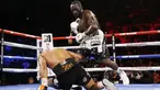 Terence Crawford (kanan) menjatuhkan Shawn Porter pada pertandingan tinju perebutan gelar juara dunia kelas welter WBO di Las Vegas, Amerika Serikat, 20 November 2021. Terence Crawford menang TKO pada ronde 10. (AP Photo/Chase Stevens)