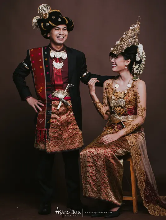 Dengan busana tradisional Mandailing, Raditya Dika tampak begitu gagah. Jika dilihat dari rona wajahnya, mereka terlihat begitu bahagia. (Foto: instagram.com/aspictura_)