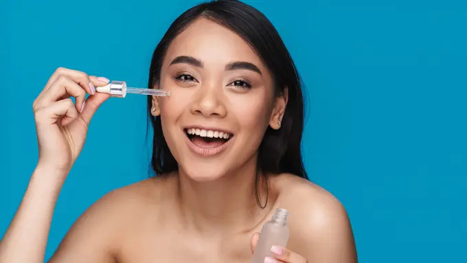 Berapa Sih Usia yang Tepat untuk Mulai Menggunakan Retinol?