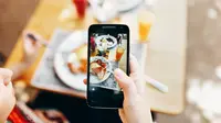 Ilustrasi sedang mengambil foto makanan (pexels.com).