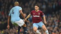 Pergerakan Samir Nasri mencoba melewati Vincent Kompany pada laga lanjutan Premier League yang berlangsung di Stadion Etihad, Manchester, Kamis (28/2). Manchester City menang 1-0 atas West Ham United. (AFP/Oli Scarff)