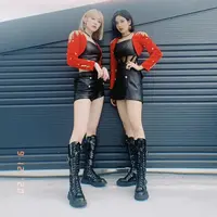 Tak kalah keren dari Irene dan Seulgi, lagu Monster dibawakan secara apik oleh Sakura dan Eunbi IZ*ONE.