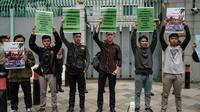 Aksi unjuk rasa digelar sebagai bentuk keprihatinan dan penolakan penggusuran masyarakat Pulau Rempang, Batam. (Yasuyoshi CHIBA/AFP)