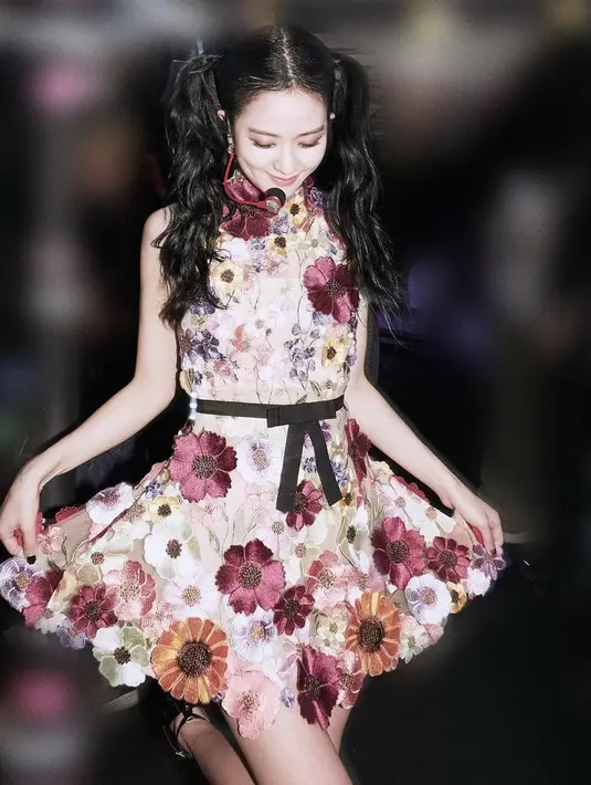 Saat Encore di Thailand, Jisoo nampak mengenakan mini dress berbordir bunga dengan detail belt hitam pitanya. @sooyaaa_