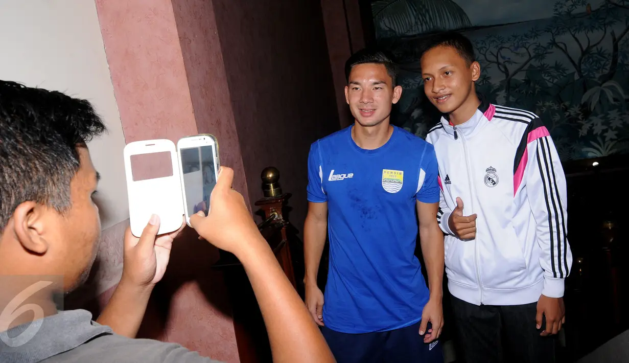 Gelandang Persib, Kim Jeffrey Kurniawan (tengah) berfoto bersama penggemarnya di hotel Tyara Plaza, Ciamis. Sabtu (9/4/2016). Persib akan melakoni laga segitiga melawan PSGC Ciamis, Minggu (10/4). (Liputan6.com/Helmi Fithriansyah)