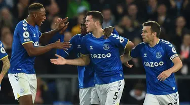 Pemain Everton Michael Keane (tengah) merayakan dengan rekan satu timnya usai mencetak gol ke gawang Burnley pada pertandingan Liga Inggris di Goodison Park, Liverpool, Inggris, 13 September 2021. Everton menang 3-1. (Oli SCARFF / AFP)