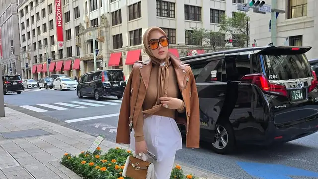 Syahrini di Jepang pakai jaket coklat. [@princessyahrini]