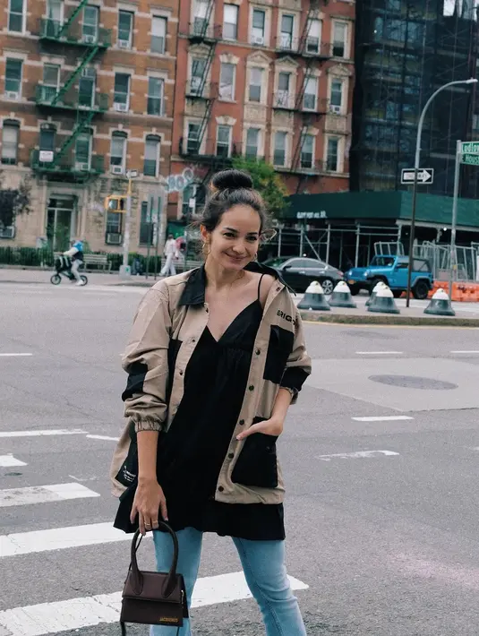 <p>Gaya rambut yang satu ini bisa kamu tiru untuk tampilan yang lebih kasual. Enzy Storia tampak menguncir tinggi rambutnya dengan gaya high-bun, messy-look, namun tetap manis, bukan, Sahabat FIMELA? Foto: Instagram.</p>