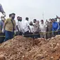Pihak JNE Express mendatangi lokasi penemuan beras diduga paket bansos presiden yang dikubur di lahan kosong kawasan Sukmajaya, Kota Depok. (Liputan6.com/Dicky Agung Prihanto)