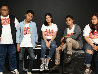Lima finalis, (ki-ka) Rama, Freza, Anggi, Fatoni dan Sasha berpose saat sesi foto di SCTV Tower, Jakarta, Rabu (17/5). (Liputan6.com/Fatkhur Rozaq)
