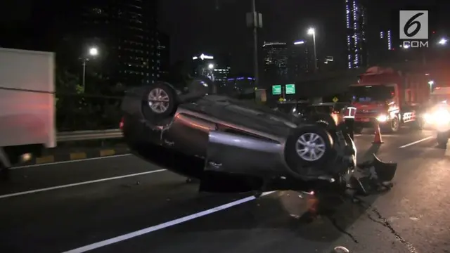 VIDEO: Supir Mengantuk, Mobil Ngebut Ini Terbalik di Tol Dalam Kota