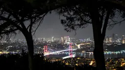 Pemandangan malam Jembatan Martir 15 Juli atau yang lebih dikenal dengan Jembatan Bosphorus di Istanbul, Turki, Jumat (24/8). Jembatan Bosporus selesai dibangun pada 30 Oktober 1973. (OZAN KOSE/AFP)