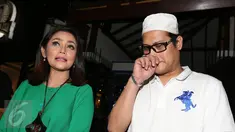 Kristina (kiri) bersama Gus Anom usai dari sebuah rumah makan di Tebet, Jakarta, Selasa (1/10). Kristina menampik anggapan dirinya tengah berkencan dengan sang ustadz. (Liputan6.com/Herman Zakharia)