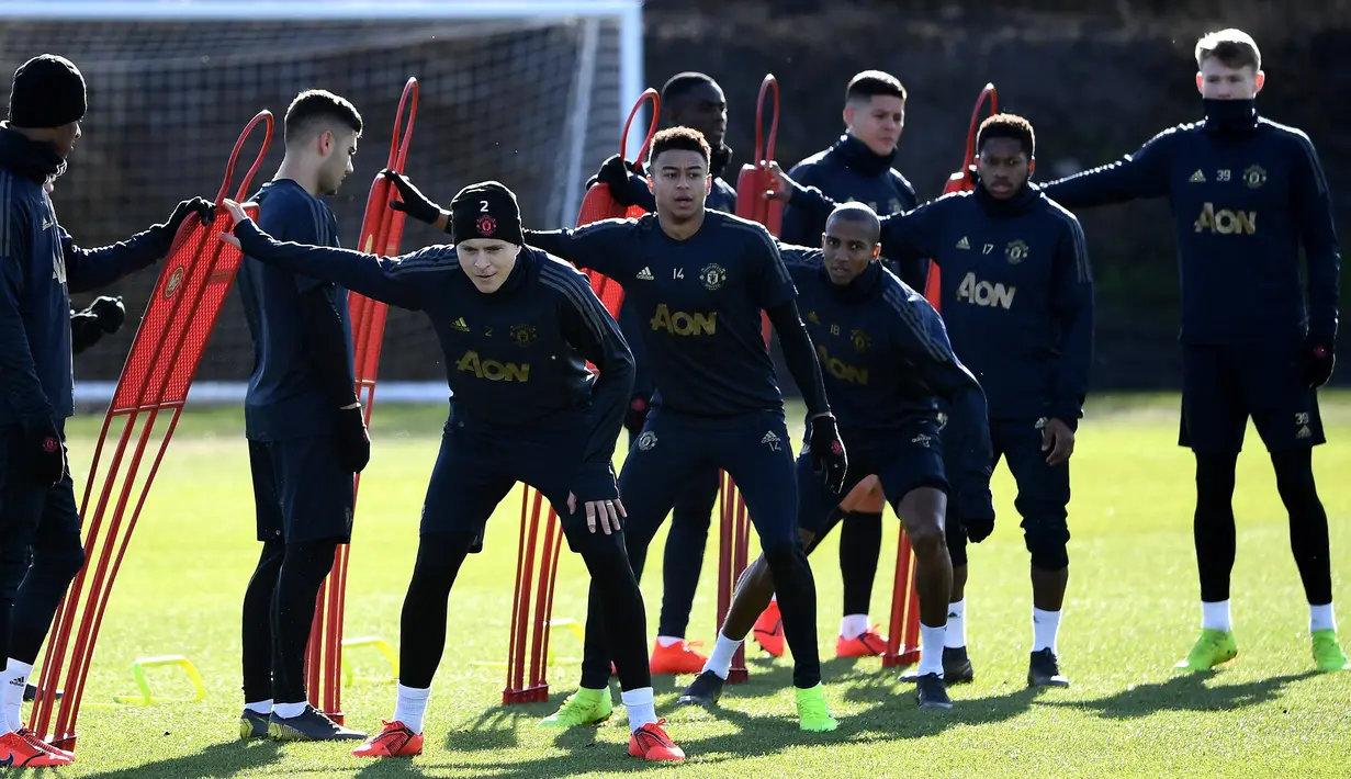 Pemain tengah Manchester United Jesse Lingard (tengah) bersama rekan setimnya berlatih jelang menjamu Paris Saint-Germain (PSG) pada leg pertama babak 16 besar Liga Champions di Manchester, Inggris, Senin (11/2). (FRANCK FIFE/AFP)