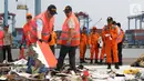 File foto pada 1 November 2018 memperlihatkan  petugas KNKT memisahkan serpihan pesawat Lion Air JT-610 dari tumpukan barang temuan di Pelabuhan JICT 2, Jakarta. Pemisahan dilakukan untuk pengecekan dan identifikasi. (Liputan6.com/Helmi Fithriansyah)