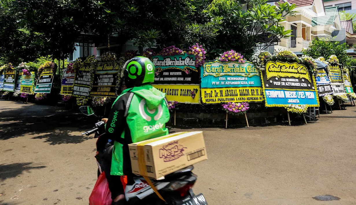 Karangan bunga ucapan belasungkawa atas wafatnya Ketua Dewan Pers Azyumardi Azra terlihat di rumah duka Perumahan Puri Laras 2, Ciputat, Tangerang Selatan, Banten, Senin (19/9/2022). Azyumardi Azra meninggal dunia di Rumah Sakit Kedah, Selangor, Malaysia, 18 September 2022 pukul 12.30 waktu setempat. (Liputan6.com/Johan Tallo)